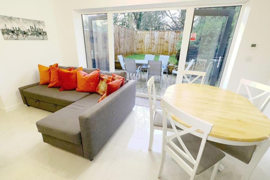 Walnut Flats-F2, 3-Bedroom With Garden & Patio - Ac, Parking, Netflix, Wifi - Close To Oxford, Bicester & Blenheim Palace Экстерьер фото