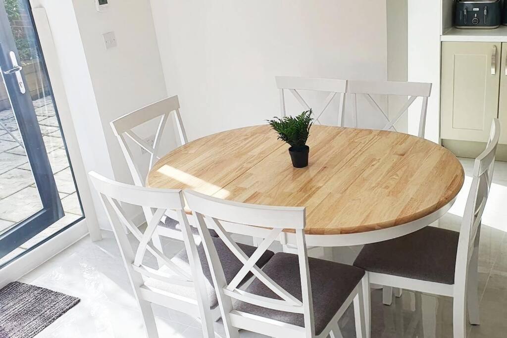 Walnut Flats-F2, 3-Bedroom With Garden & Patio - Ac, Parking, Netflix, Wifi - Close To Oxford, Bicester & Blenheim Palace Экстерьер фото
