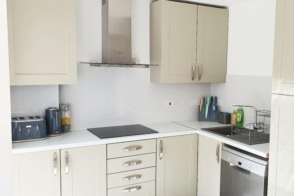 Walnut Flats-F2, 3-Bedroom With Garden & Patio - Ac, Parking, Netflix, Wifi - Close To Oxford, Bicester & Blenheim Palace Экстерьер фото
